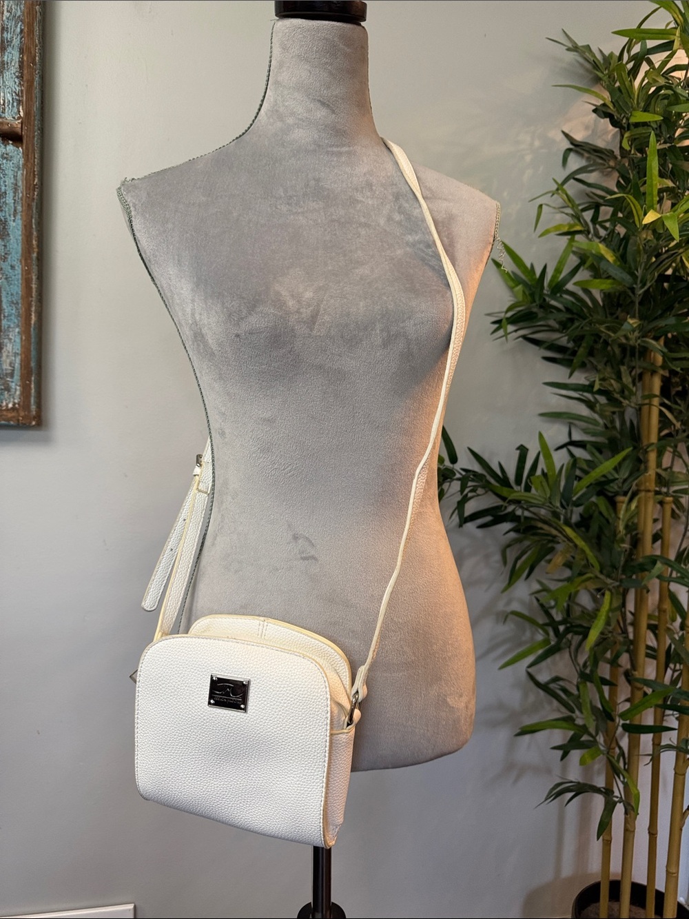 Jessica Moore Cream Pebbled Crossbody Bag with Adjustable Strap EUC